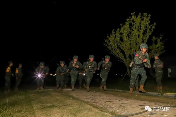 特战队员出击,全程高燃! 特战队员出击,全程高燃!