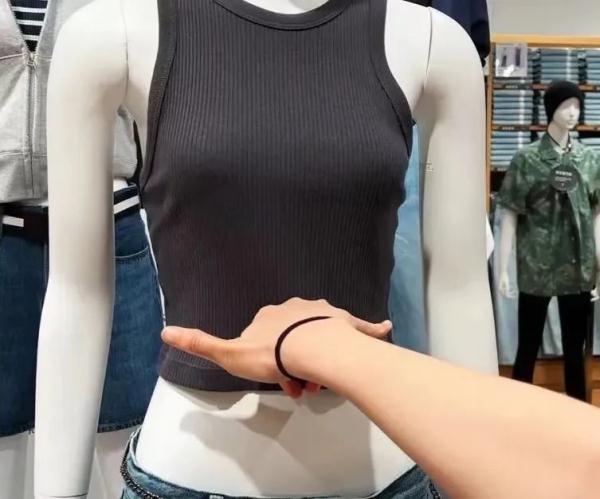 女装尺码越来越小!网友吐槽:大号T恤比童装还小…… 女装尺码越来越小!网友吐槽:大号T恤比童装还小……