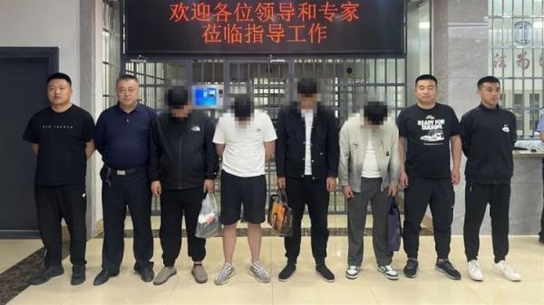 男子半夜盗窃,得手后对着监控嚣张“电摇嘲讽”…… 男子半夜盗窃,得手后对着监控嚣张“电摇嘲讽”……