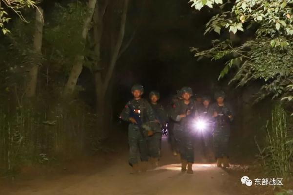 特战队员出击,全程高燃! 特战队员出击,全程高燃!