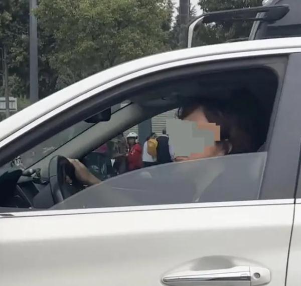 小车挡住救护车,车主:凭什么让你 小车挡住救护车,车主:凭什么让你