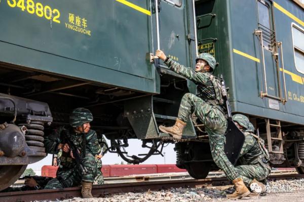 特战队员出击,全程高燃! 特战队员出击,全程高燃!