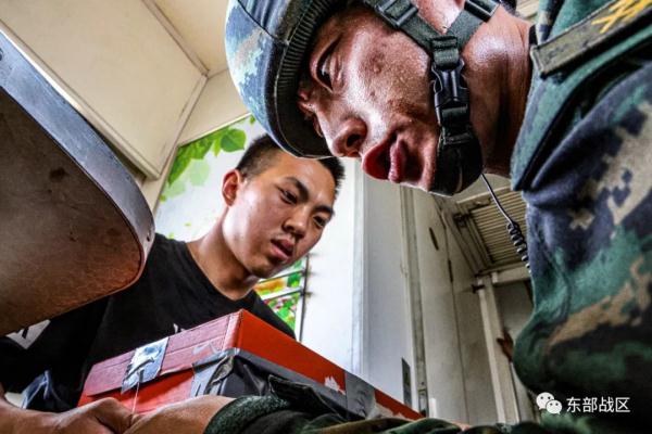 特战队员出击,全程高燃! 特战队员出击,全程高燃!