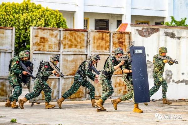 特战队员出击,全程高燃! 特战队员出击,全程高燃!