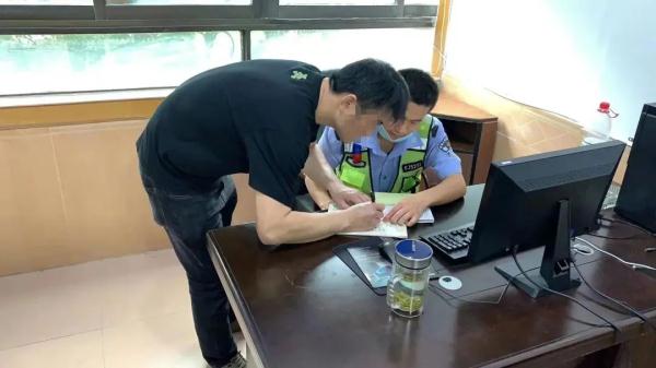 小车挡住救护车,车主:凭什么让你 小车挡住救护车,车主:凭什么让你