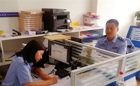 取消考试资格!交警现场截获“科目一”作弊考生 取消考试资格!交警现场截获“科目一”作弊考生