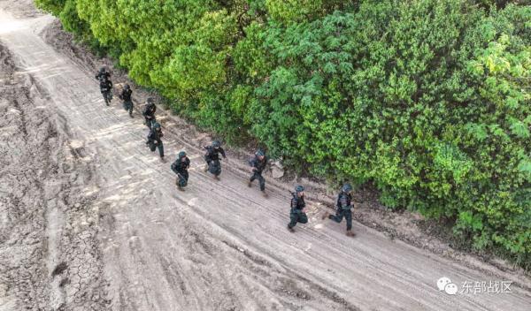 特战队员出击,全程高燃! 特战队员出击,全程高燃!