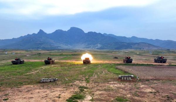 实弹射击演练：火力融合锤炼战场打赢能力