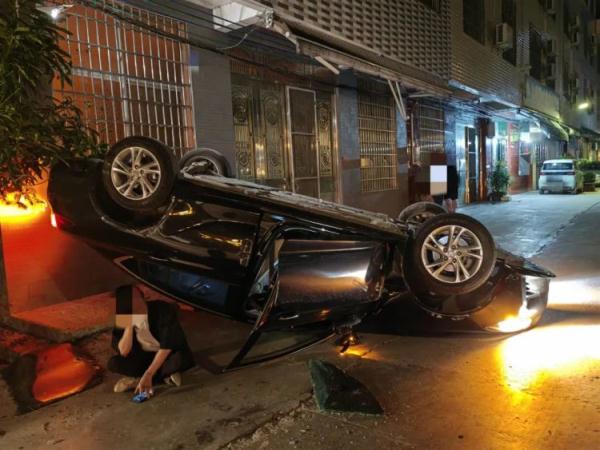 连人带车一起“四脚朝天”!男子疑惑:不应该啊,才喝了一点…… 连人带车一起“四脚朝天”!男子疑惑:不应该啊,才喝了一点……