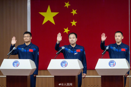高清大图!神十六航天员和国旗同框 高清大图!神十六航天员和国旗同框