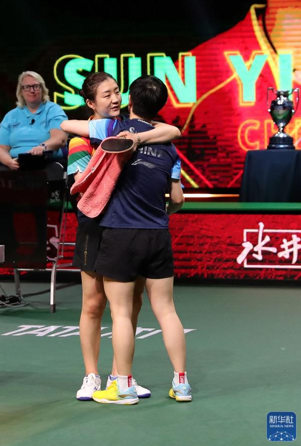 世乒赛丨孙颖莎捧起女单冠军奖杯