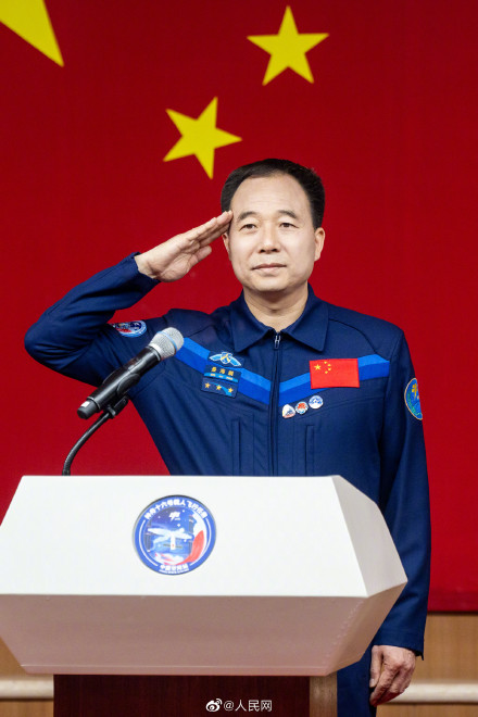 高清大图!神十六航天员和国旗同框 高清大图!神十六航天员和国旗同框