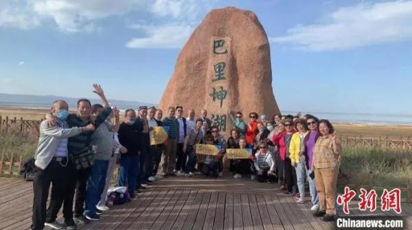 “加入老年旅游团，我被70多岁大爷调侃体力不行”