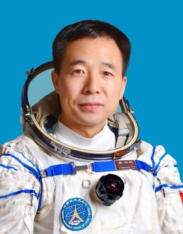 集体亮相！神十六航天员简历有亮点→
