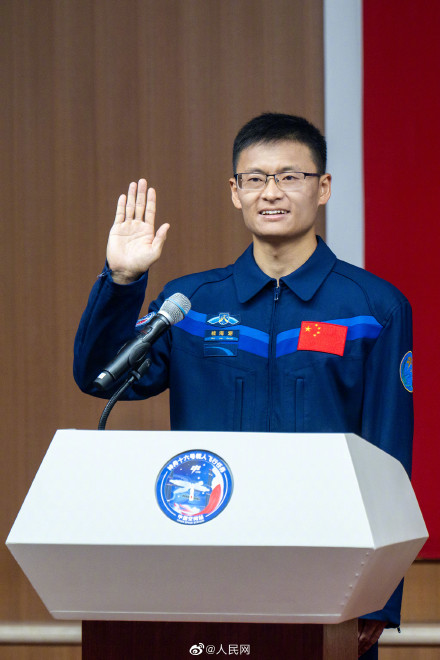 高清大图!神十六航天员和国旗同框 高清大图!神十六航天员和国旗同框