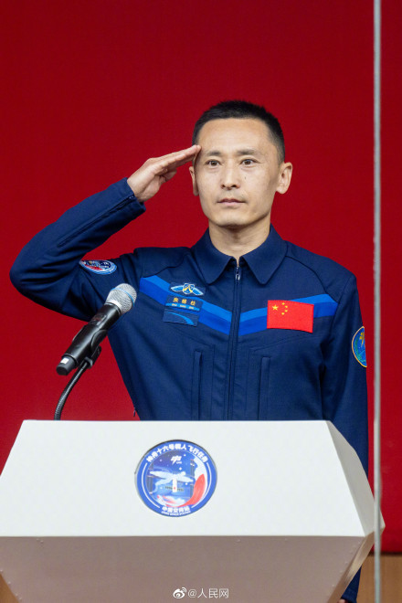 高清大图!神十六航天员和国旗同框 高清大图!神十六航天员和国旗同框