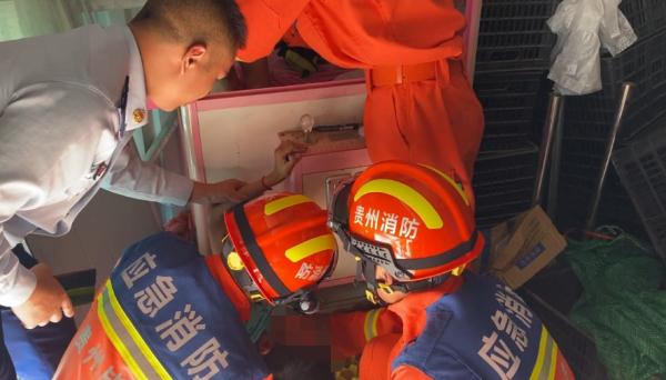 真娃娃！贵州一熊孩子钻进娃娃机被困，网友：这下真抓娃娃了
