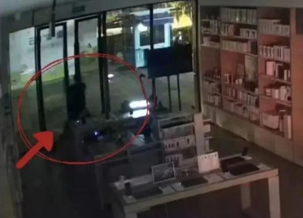 15厘米门缝“缩骨”钻，盗窃后他对监控比OK