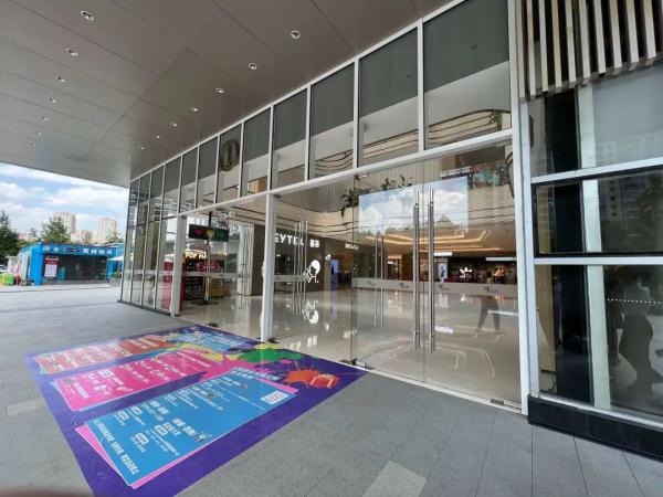 女子逛商场撞玻璃门上，3颗牙受伤，要求商家垫付医疗费被拒