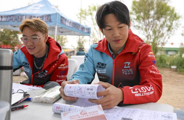 老方犹未老 小方已长成——“父子兵”逐梦环塔拉力赛 老方犹未老 小方已长成——“父子兵”逐梦环塔拉力赛