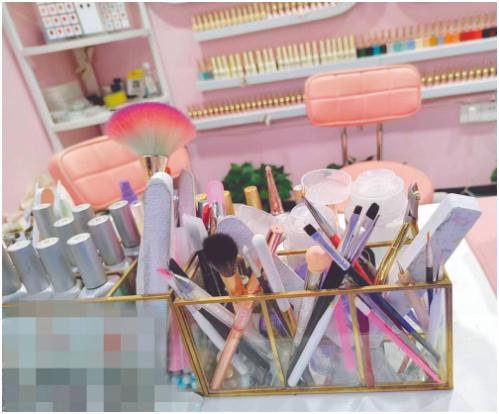 美甲半月后长出灰指甲？ 记者走访：多家美甲店“一客一消毒”情况不明