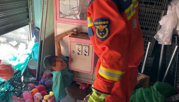 真娃娃！贵州一熊孩子钻进娃娃机被困，网友：这下真抓娃娃了