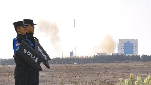 他们，是距离神舟飞船最近的警察