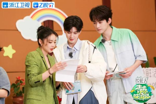 《青春环游记4》体验新潮“打工旅行”方式，高叶徐明浩清扫牛圈干劲十足