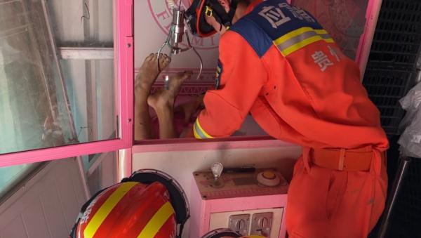 真娃娃！贵州一熊孩子钻进娃娃机被困，网友：这下真抓娃娃了