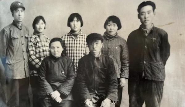 缺一人的全家福,盼了75年终于“团聚” 缺一人的全家福,盼了75年终于“团聚”