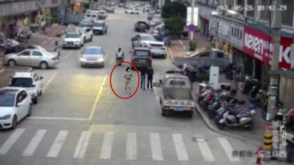 “旗袍美女”女装店偷裙子，被抓后脱去旗袍，店主看傻眼