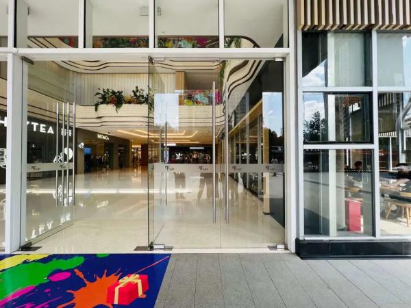 女子逛商场撞玻璃门上，3颗牙受伤，要求商家垫付医疗费被拒