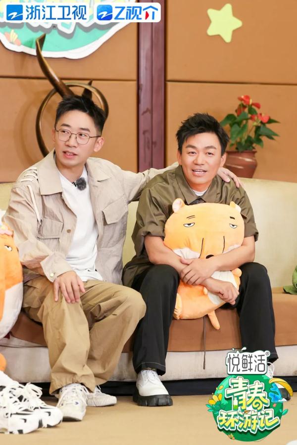 《青春环游记4》体验新潮“打工旅行”方式，高叶徐明浩清扫牛圈干劲十足
