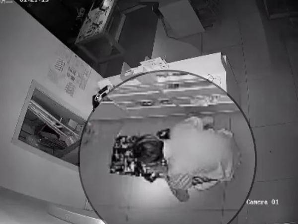 15厘米门缝“缩骨”钻，盗窃后他对监控比OK