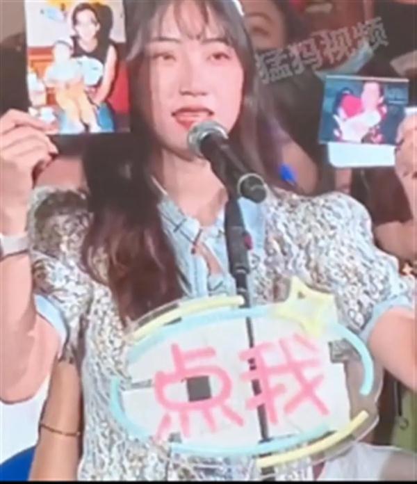 男星演唱会上，23岁女孩拿出合影说认识他22年！原来...