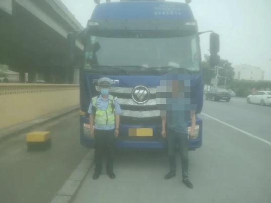 车翻出护栏，他才醒……