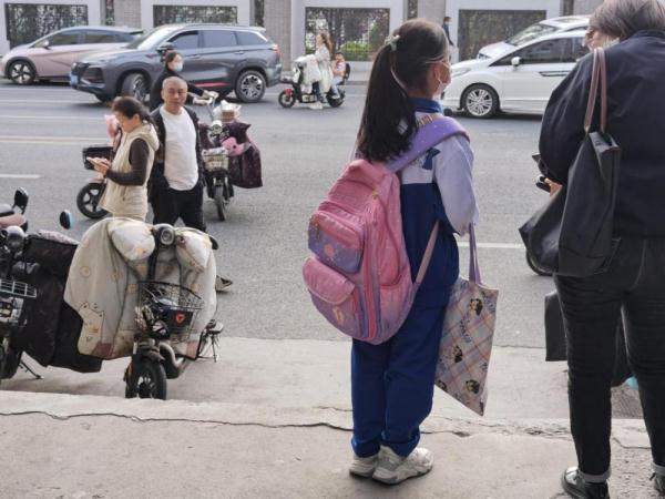 小小少年，“弓腰”上学为哪般？——小学生“大书包”现象透视