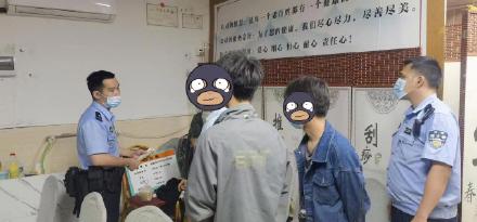 骗子“装孙子”带老人来银行取钱，银行职员立马报警