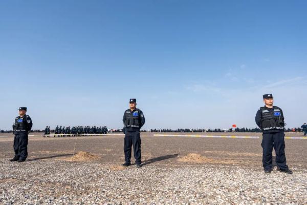 他们，是距离神舟飞船最近的警察