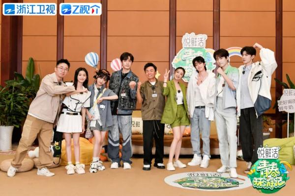 《青春环游记4》体验新潮“打工旅行”方式，高叶徐明浩清扫牛圈干劲十足