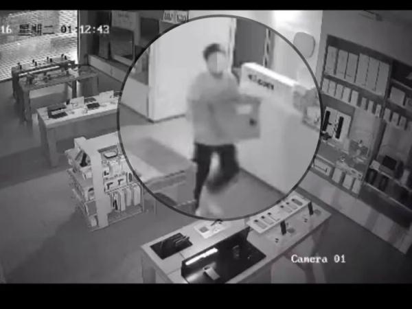 15厘米门缝“缩骨”钻，盗窃后他对监控比OK