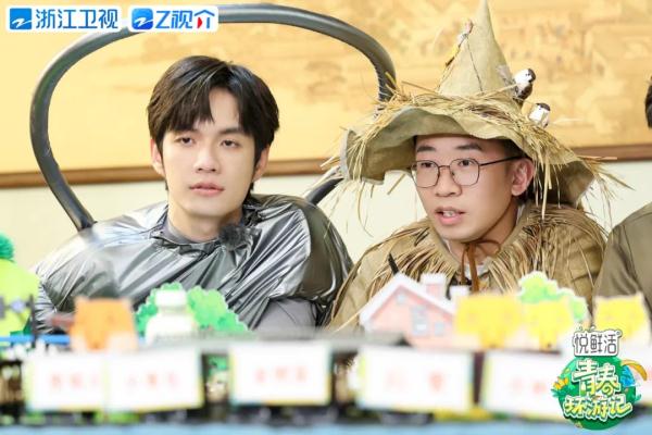 《青春环游记4》体验新潮“打工旅行”方式，高叶徐明浩清扫牛圈干劲十足