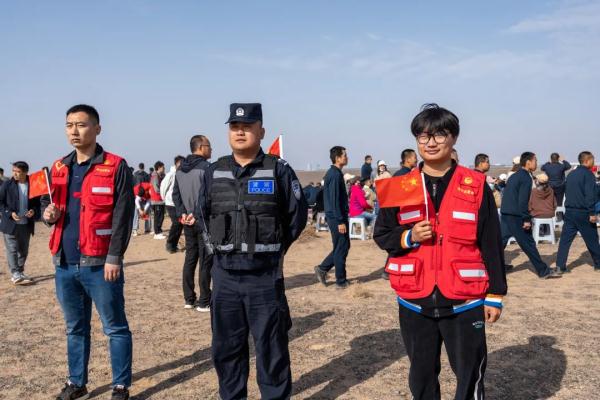 他们，是距离神舟飞船最近的警察