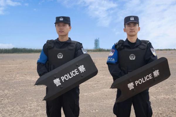 他们，是距离神舟飞船最近的警察