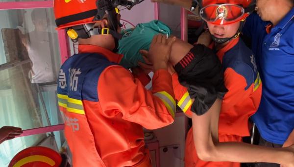 真娃娃！贵州一熊孩子钻进娃娃机被困，网友：这下真抓娃娃了