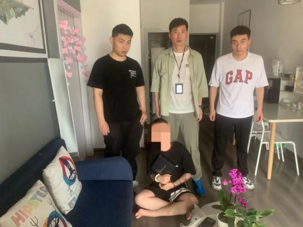 15厘米门缝“缩骨”钻，盗窃后他对监控比OK