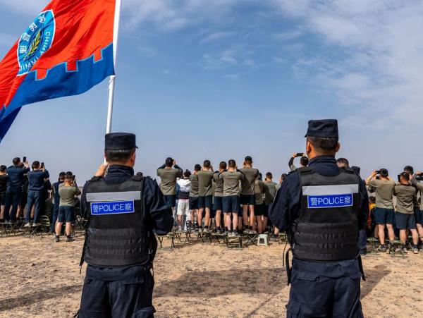 他们，是距离神舟飞船最近的警察