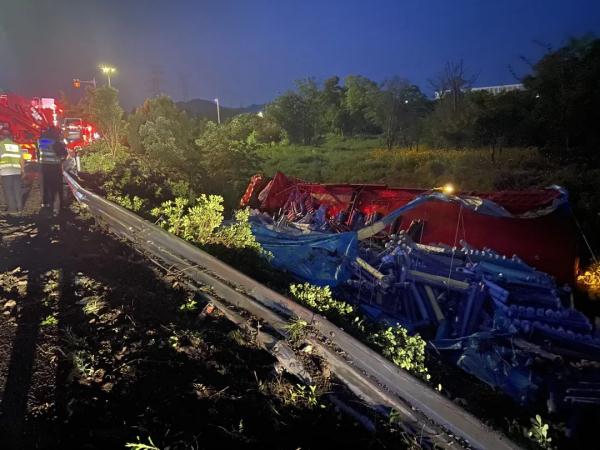 车翻出护栏，他才醒……