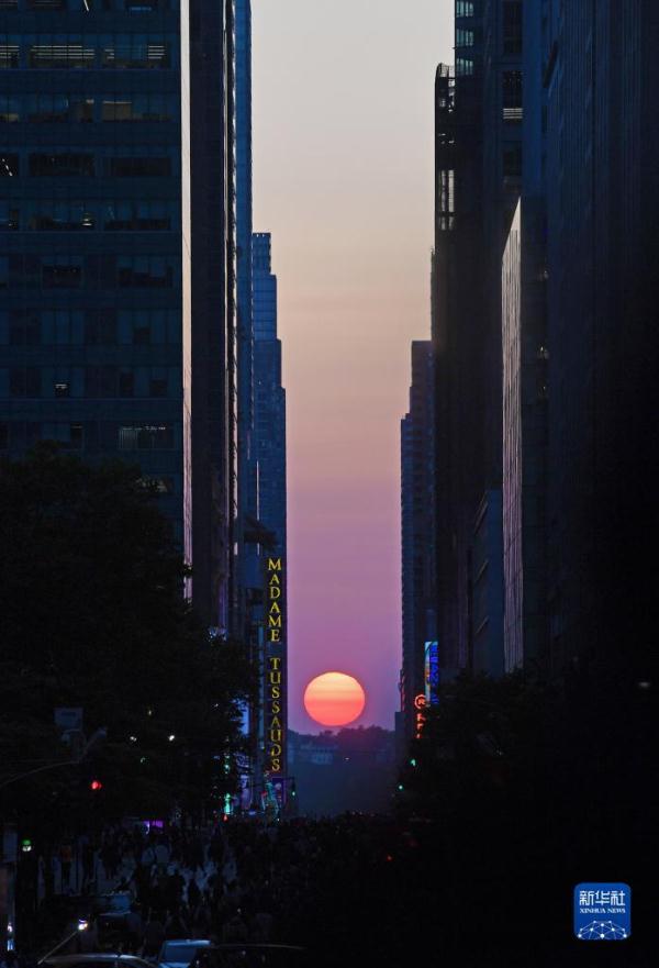 纽约迎来“曼哈顿悬日” 纽约迎来“曼哈顿悬日”