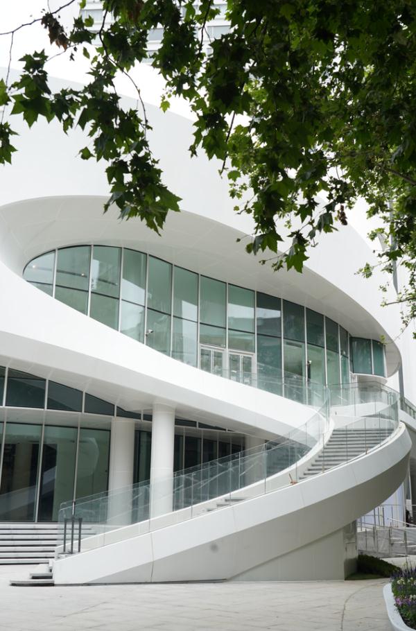 一镜到底!穿梭机带你探营升级归来的上海影城,“千人大厅”也“换肤”啦 一镜到底!穿梭机带你探营升级归来的上海影城,“千人大厅”也“换肤”啦